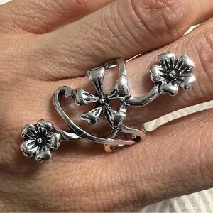 Silver flower  jewelry